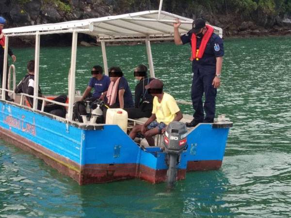 Polis Marin menyerahkan kelima-lima suspek kepada Jabatan Perikanan Langkawi untuk tindakan lanjut. - FOTO POLIS MARIN LANGKAWI