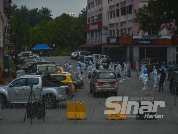 Petugas KKM melakukan saringan terhadap penghuni Plaza Hentian Kajang.