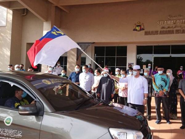 Sulaiman (tengah) ketika melakukan Flag Off Ziarah Prihatin Majlis Agama Islam Melaka (MAIM) di Bukit Baru, Melaka hari ini.