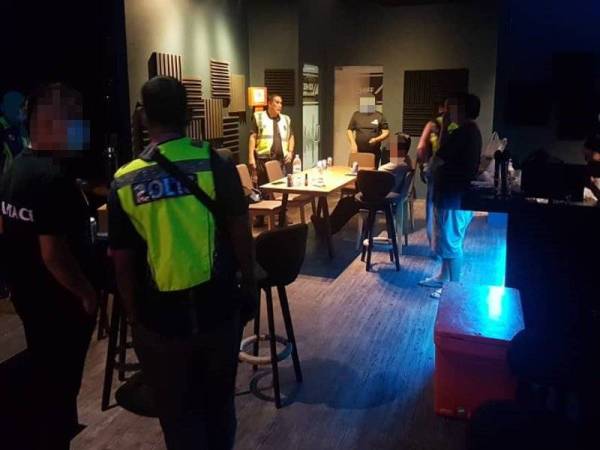 Polis melakukan pemeriksaan terhadap sebuah pusat hiburan di Kota Kinabalu malam tadi kerana didapati beroperasi dalam tempoh PKPB.