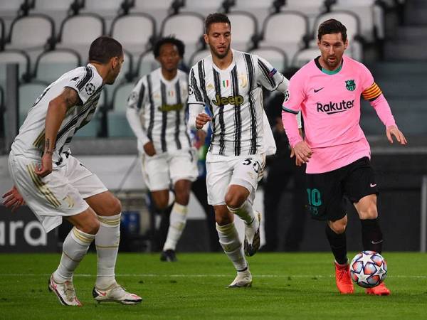 Messi ketika cuba melepasi pemain Juventus, Alvaro Morata dan Rodrigo Bentancur pada aksi Liga Juara-Juara di Turin.