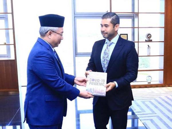 Tunku Mahkota Johor, Tunku Ismail Sultan Ibrahim menerima menghadap Menteri Kesihatan, Datuk Dr Adham Baba di Johor Bahru hari ini. - Foto HRH Crown Prince Johor