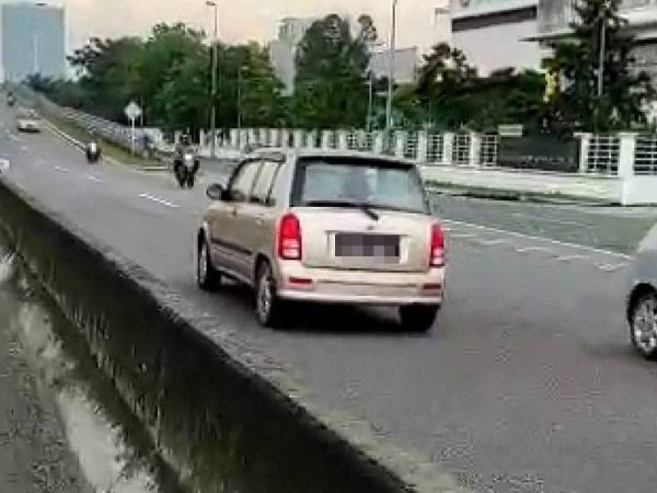 Rakaman kereta yang dipandu seorang lelaki warga emas melawan arus tular di media sosial hari ini.