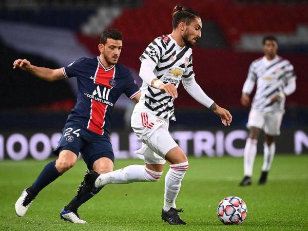 Aksi Telles (kanan) ketika cuba melepasi pemain pertahanan PSG, Alessandro Florenzi pada perlawanan Liga Juara-Juara di Stadium Parc des Princes, 20 Oktober lalu. - Foto AFP