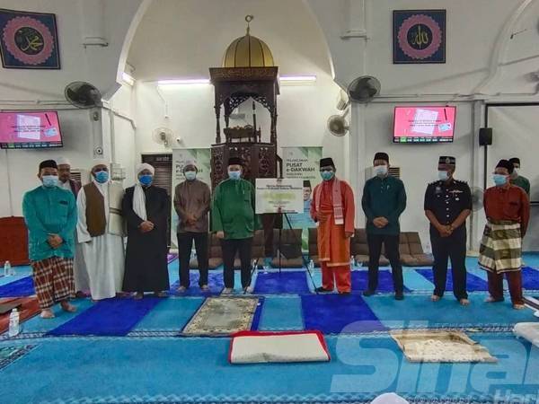 Saifuddin (lima dari kiri) bersama tetamu jemputan yang hadir pada Majlis Sambutan Maulidur Rasul dan Pelancaran Pusat e-Dakwah Parlimen Indera Mahkota di Masjid Tengku Panglima Perang Tengku Muhammad, malam tadi.