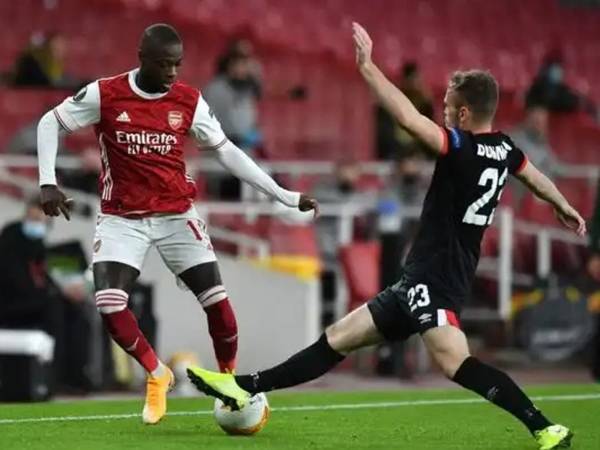 Pepe cuba melepasi pertahanan Dundlak semasa aksi di Stadium Emirates.