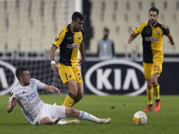 Vardy ketika bersaing dengan pemain pertahanan AEK, Stratos Svarnas (tengah) semasa aksi di Athens.