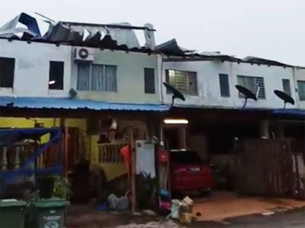 Bumbung rumah yang rosak dalam kejadian ribut di Indera Mahkota 2, Kuantan malam tadi.