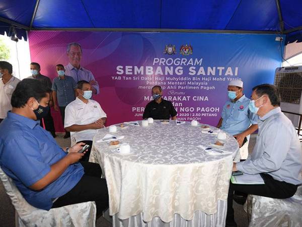 Muhyiddin (tengah) Ahli Dewan Undangan Negeri (ADUN) Bukit Kepong, Datuk Dr Sahruddin Jamal (dua, kiri) dan ADUN Bukit Pasir Najib Lep (dua, kanan) pada program Sembang Santai bersama Masyarakat Cina dan Pertubuhan NGO Pagoh di Restoran Taman Pagoh hari ini. - Foto Bernama