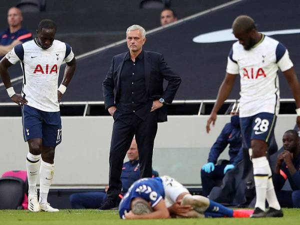 Mourinho (tengah) percaya kekuatan dibentuk dalam kalangan pemain Tottenham adalah hasil semangat kerjasama berpasukan.