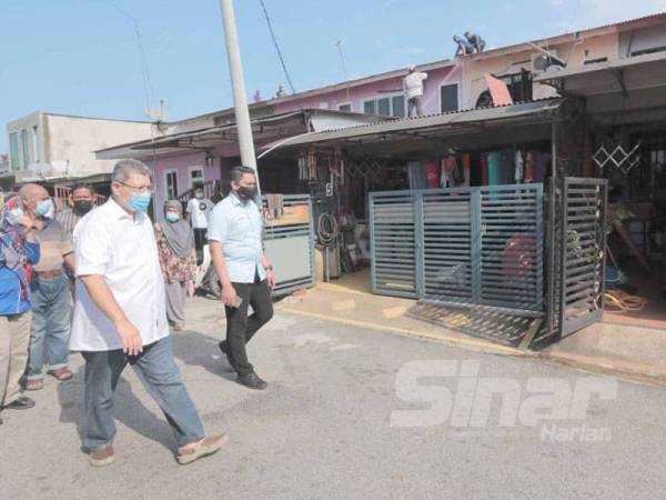 Saifuddin melawat mangsa yang terlibat dengan kejadian ribut di taman perumahan Indera Mahkota Dua petang semalam.