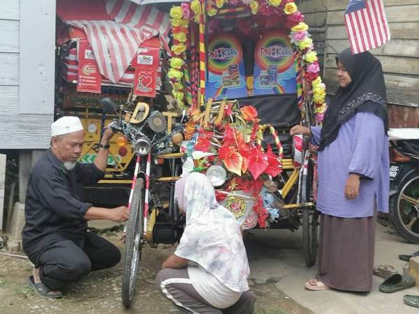 Aimuni (kanan) melihat beca yang digunakan oleh bapanya, Mat Yunan untuk mencari rezeki.