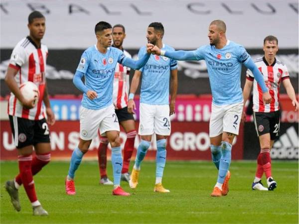 Walker (kanan) meraikan jaringannya bersama pemain Manchester City lain selepas meledak gol pertama pelawat ketika menentang Sheffield United di Bramall Lane.