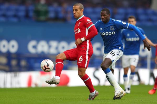 Doucoure (kanan) bersaing dengan tonggak Liverpool, Thiago Alcantara pada aksi liga di Goodison Park, 17 Oktober lalu. 