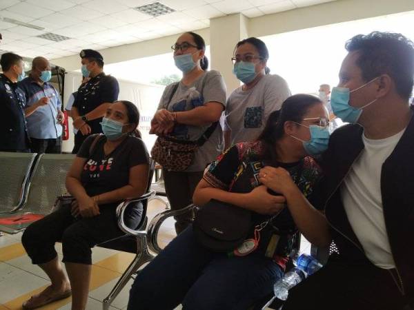 Keluarga mangsa sebak ketika berada di luar pekarangan Jabatan Forensik Hospital Sultan Ismail, Johor Bahru hari ini.