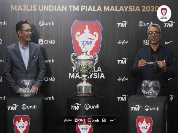 Ketua Pegawai Eksekutif MFL, Datuk Ab Ghani Hassan (kiri) melihat Ahli Lembaga Pengarah MFL, Datuk Mohd Yusoff Mahadi melakukan cabutan undian pusingan pertama Piala Malaysia hari ini. - Foto FB MFL