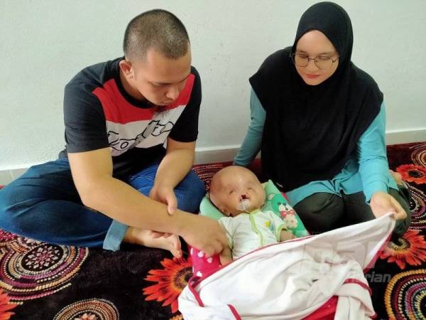 Mohammad Azhar dan Nurul Izzati Adawiyah perlu memantau kesihatan anak mereka sepanjang masa.