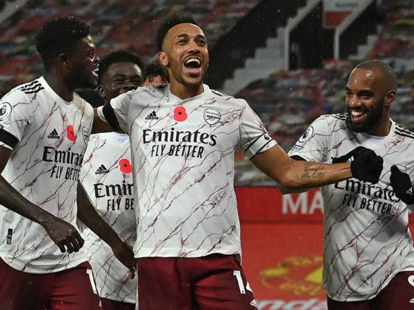 Aubameyang (tengah) menjaringkan gol kemenangan Arsenal.