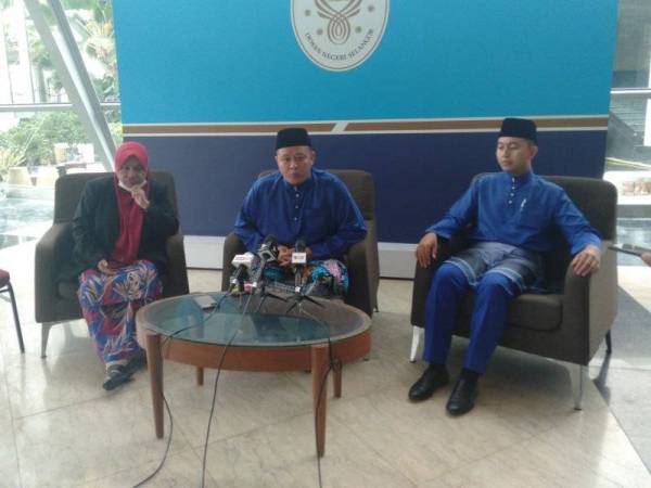 Rizam (tengah) sewaktu sidang media di lobi Bangunan Annex, hari ini.