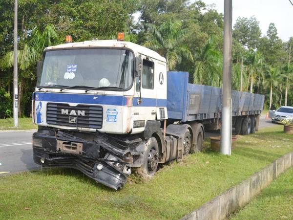 Lori treler yang ditinggalkan suspek dijumpai di tepi Jalan Sri Bandi, Kemaman petang semalam. - Foto ihsan IPD Kemaman