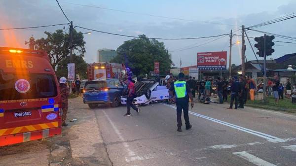 Nahas membabitkan kereta peronda MPV polis di Jalan Kangkar Tebrau, semalam.