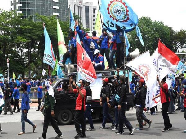 Aktivis dan pekerja menyertai perhimpunan menolak RUU Cipta Kerja di Jakarata hari ini. - Foto AFP