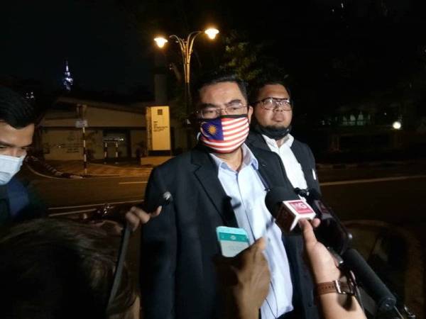 Mujahid ketika mengadakan sidang media di hadapan Bukit Aman, Kuala Lumpur semalam.