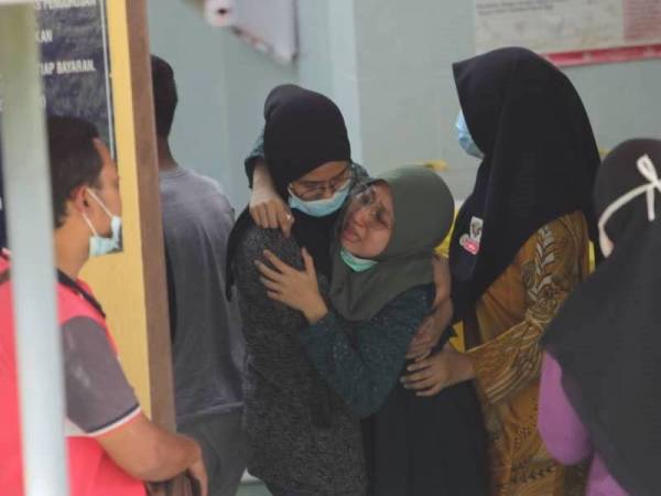 Isteri mangsa, Shamshira terpaksa dipapah dan dibawa keluar dari Unit Forensik Hospital Kampar sebaik proses bedah siasat selesai pagi tadi.