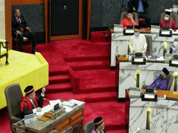 Sidang DUN Selangor kecoh apabila Speaker menegur beberapa ADUN daripada BN memakai baju Melayu pada sesi hari ini.