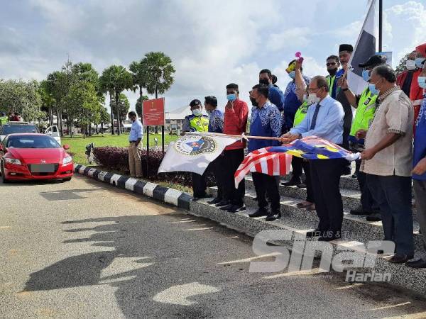 Wan Rosdy (depan, dua dari kanan) mengibarkan bendera sebagai simbolik Majlis Pelancaran Skuad Bencana 2.0 bersama Pertubuhan Bukan Kerajaan (NGO) Pahang bagi menghadapi monsun timur laut di pekarangan Kompleks Yayasan Pahang, Kuantan hari ini.