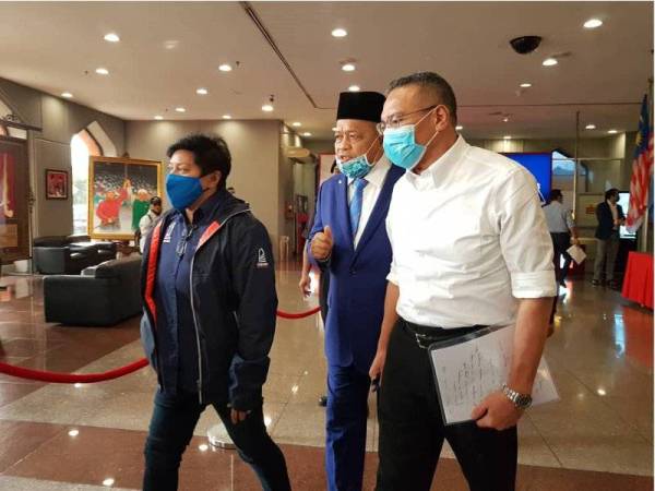 Dari kanan, Hishammuddin, Shahidan dan Azalina meninggalkan Menara Dato' Onn, Kuala Lumpur kira-kira jam 4.45 petang tadi selepas menghadiri mesyuarat khas Ahlli Parlimen BN.