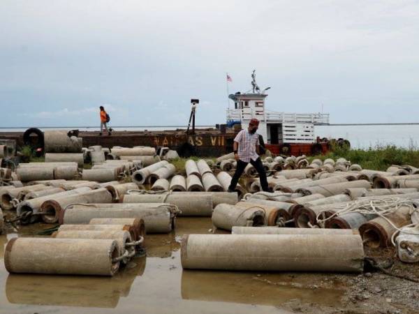 Sebahagian daripada 200 concrete pilings yang akan digunakan untuk membina unjam semasa Majlis Perasmian Program Pelepasan Peranti Pengumpulan Ikan/Unjam di Pangkalan Nelayan Kuala Muda, Langkawi hari ini. - Foto Bernama