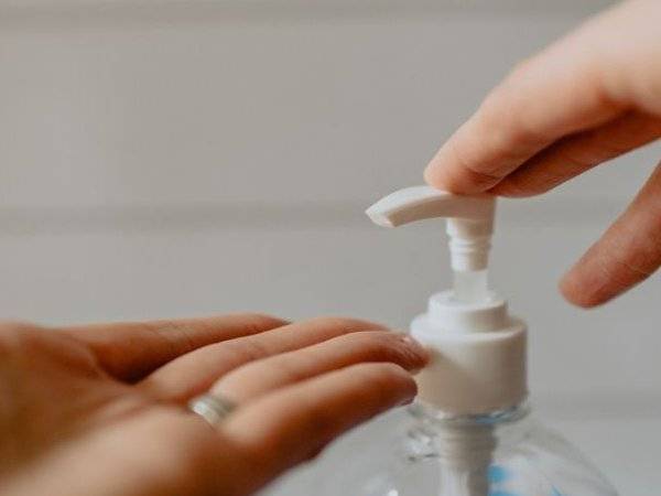 Seorang peniaga dikompaun RM1,000 selepas didapati menggunakan pencuci lantai sebagai cecair pembasmi kuman (hand sanitizer) untuk digunakan pelanggan yang datang ke premisnya kelmarin.