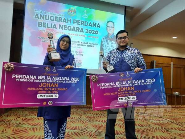 Nurliana (kanan) dan Mohd Izzat Afifi dinobatkan sebagai johan dalam kategori individu wanita dan lelaki dalam Majlis Penganugerahan Belia peringkat negeri Pahang di Yayasan Pahang, Kuantan hari ini.