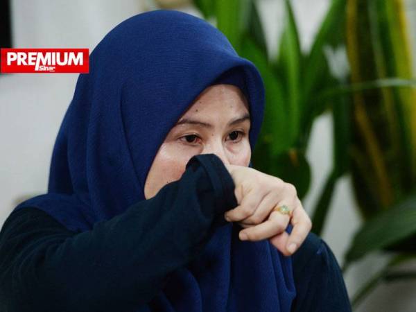 Suhasnita menyeka air mata saat berkongsi kesusahan keluarganya terutamanya sewaktu PKP.