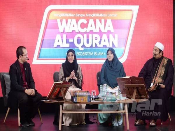 Dari kiri: Fazrul, Rozzanamoon, Ustazah Noor Laila Aniza dan Ustaz Ahmad Tirmizi dalam program Wacana Al-Quran Siri 12 bertajuk Kebangkitan Usahanita Pasca Pandemik Covid-19 yang disiarkan secara langsung di Studio F, Kompleks Kumpulan Karangkraf, Shah Alam semalam. - FOTO ROSLI TALIB