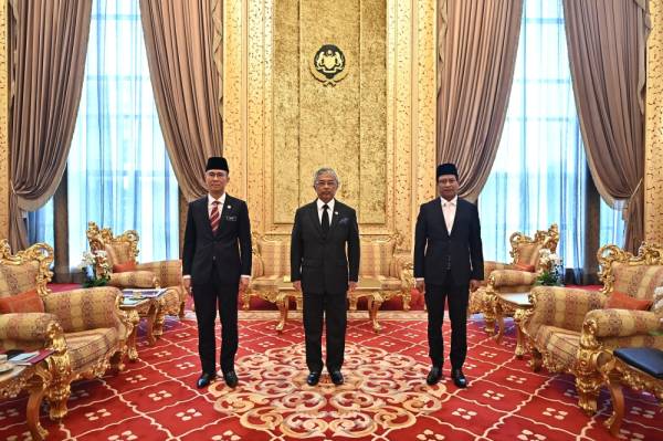 Al-Sultan Abdullah menerima menghadap Tengku Zafrul berkenaan penyediaan Belanjawan 2021 di Istana Negara hari ini.