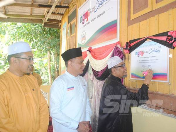 Mufti Terengganu, Datuk Zulkifly Muda (kanan) merasmikan penubuhan Rumah Ngaji AsSolehin di Kampung Kubang Palas, Kuala Terengganu pada 31 Oktober lalu.