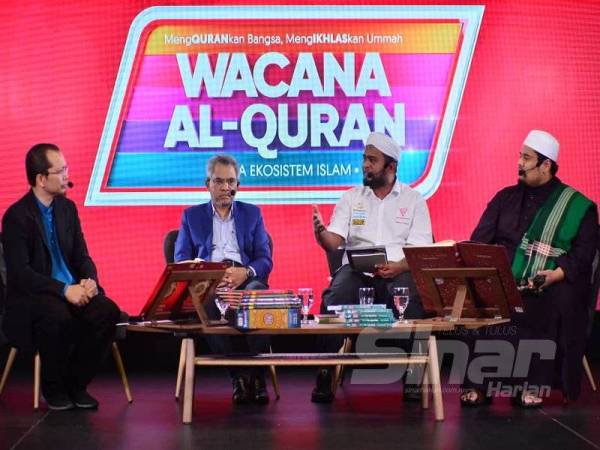 Dari kiri, Fazrul, Mohd Daud, Mohd Fadzil dan Ahmad Tirmizi ketika siaran langsung Wacana al-Quran siri ke-12 Landskap Ekonomi Norma Baharu yang disiarkan secara langsung di Kumpulan Karangkraf di sini, semalam. Foto Sinar Harian/Asril Aswandi Shukor