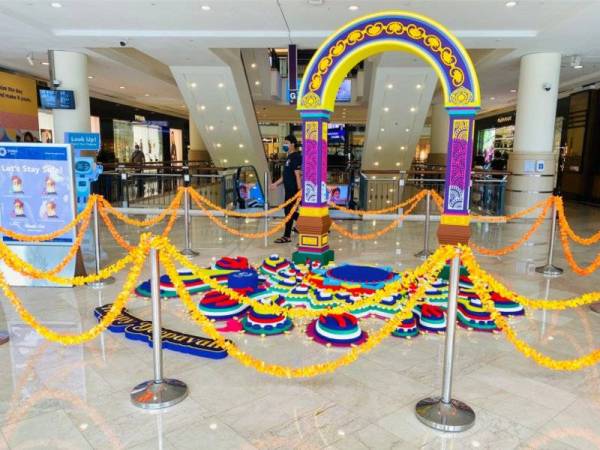 Dekorasi kolam unik menyemarakkan lagi semangat Deepavali di Suria KLCC.