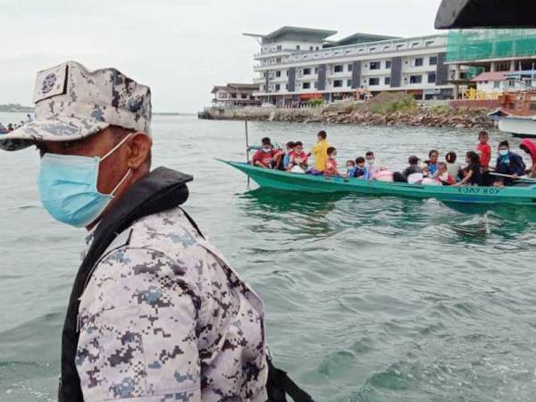 Anggota APMM pantau proses pengusiran PATI dari Semporna.