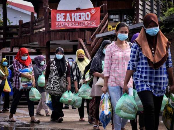 Penduduk Semporna yang menerima bantuan makanan daripada Semporna Hero.