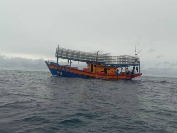 Bot dinaiki mangsa sebelum dia dilaporkan terjatuh dalam kejadian kira-kira 24 batu nautika timur Kuantan malam kelmarin. - Foto Ihsan APMM