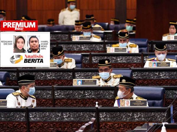 Muhyiddin (depan, kanan) beramah mesra dengan Menteri Kanan Perdagangan Antarabangsa dan Industri, Datuk Seri Mohamed Azmin Ali di Dewan Rakyat baru-baru ini.