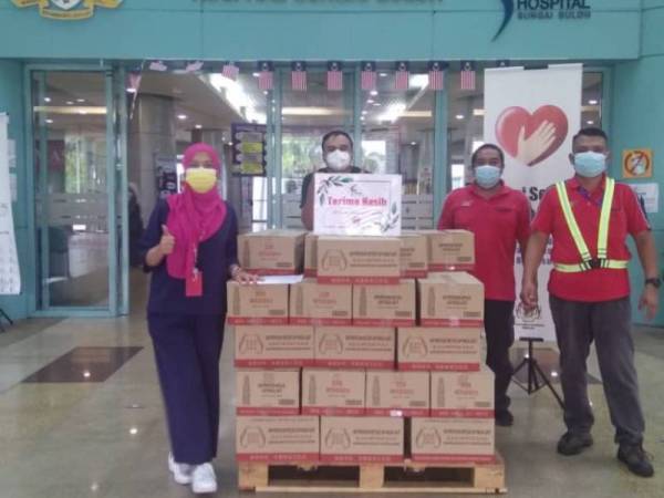 Petugas di Hospital Sungai Buloh menerima sumbangan air penyejuk badan daripada Kumpulan Wen Ken.