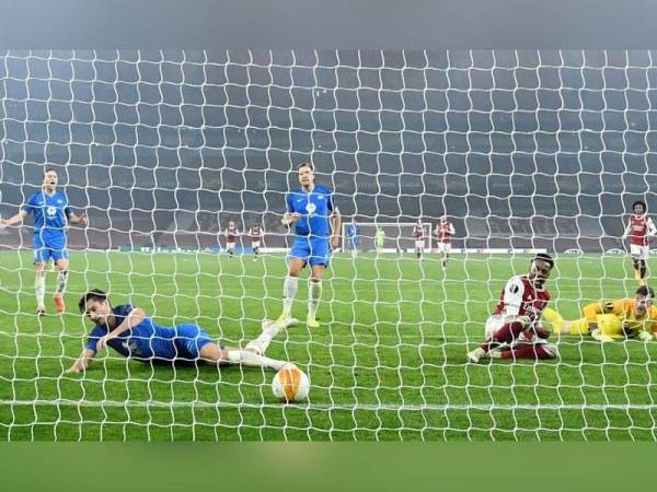 Willcock terduduk (dua dari kanan) menyaksikan pertahanan Molde Kristoffer tertampan bola ke gawang sendiri pada perlawanan berkenaan. - Foto Reuters