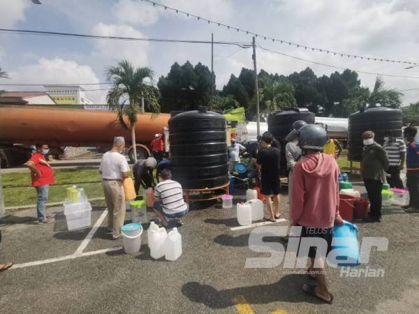 Penduduk di kawasan Rantau yang terjejas mengambil air di tangki statik yang ditempatkan di Dataran Rantau.