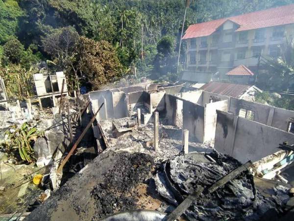 Empat buah chalet di Pulau Aur, Mersing musnah dalam kebakaran semalam.