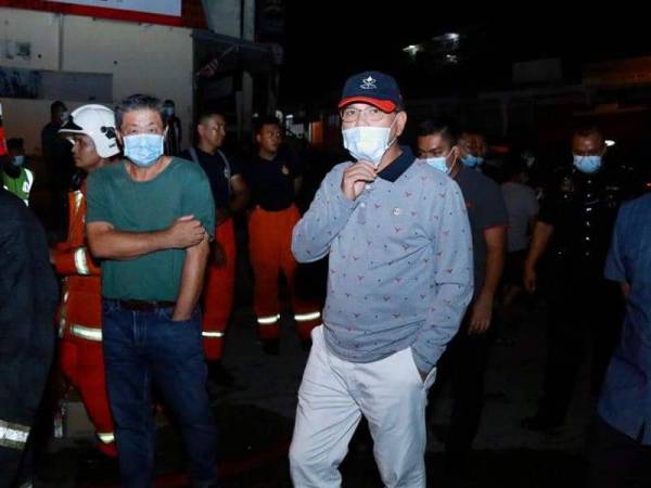 Wan Rosdy singgah di lokasi kebakaran itu ketika dalam perjalanan pulang ke Lipis, malam tadi. FOTO: FB WAN ROSDY WAN ISMAIL