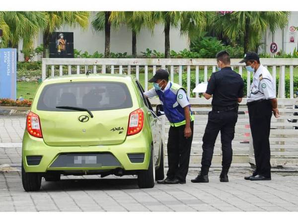 Proses keluar masuk ke ILKKM Kempas, Johor Bahru diperketatkan berikutan PKPD yang dikuatkuasakan sejak 29 Oktober hingga 16 November ini.